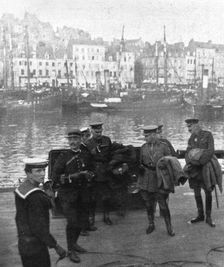 La cooperation Britannique; Le general French et son etat-major arrivent a Boulogne 1914. Creator: Unknown