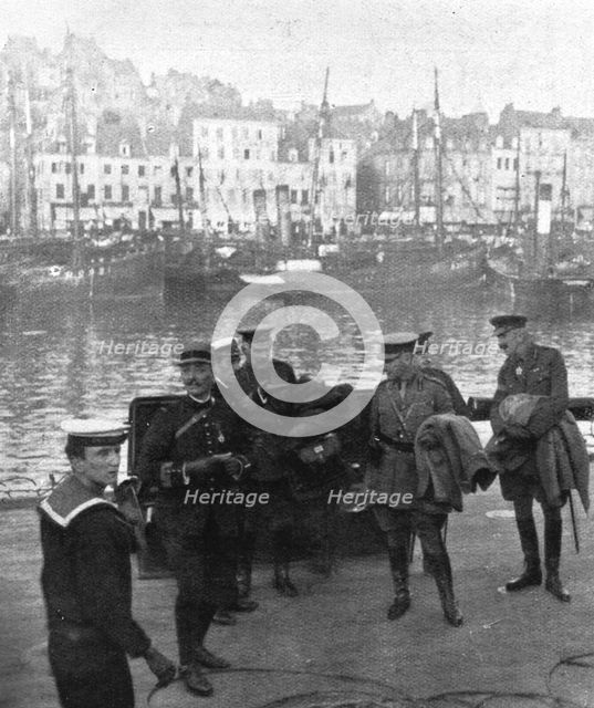 'La cooperation Britannique; Le general French et son etat-major arrivent a Boulogne', 1914. Creator: Unknown.