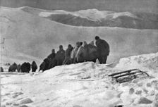 La campagne d'hiver en Orient; La halage a bras d'un canon sur une position italienne..., 1917. Creator: Unknown