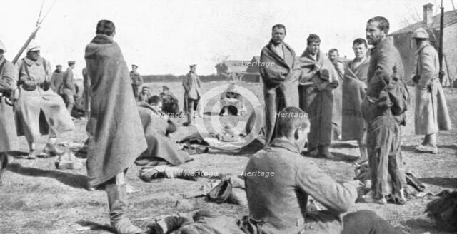 'La campagne d'hiver en Orient; A Negotchani: officiers bulgares prisonniers', 1917. Creator: Unknown.