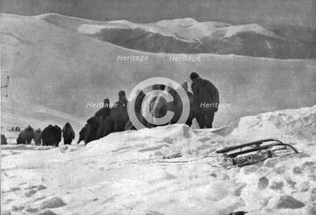 'La campagne d'hiver en Orient; La halage a bras d'un canon sur une position italienne..., 1917. Creator: Unknown.