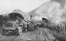 La Campagne Macedonienne; le ravitaillement par camions automobiles sur la route de Florina..., 191 Creator: Unknown