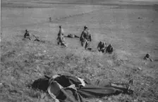 La Campagne Macedonienne; Les cavaliers serbes a pied se deploient en ligne de..., 1916. Creator: Unknown
