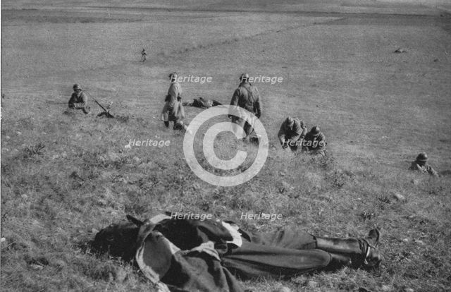 'La Campagne Macedonienne; Les cavaliers serbes a pied se deploient en ligne de..., 1916. Creator: Unknown.