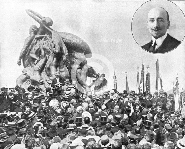 'La ceremonie du quarto; Au pied du monument, Gabriele d'Annunzio prononce le discours',1915. Creator: Unknown.