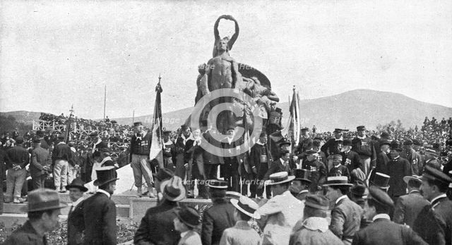 ''La ceremonie du quarto; Les survivants des Mille, autour du monument, le 5 mai 1915', 1915. Creator: Unknown.