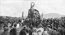 'La ceremonie du quarto; Les survivants des Mille, autour du monument, le 5 mai 1915 1915. Creator: Unknown