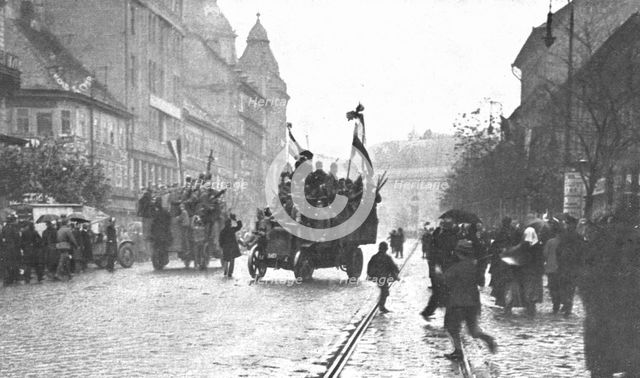 ''La Chute des Habsbourg; Camions automobiles charges de soldats revolutionnaires circulant..., 1918 Creator: Emery Revesz-Biro.