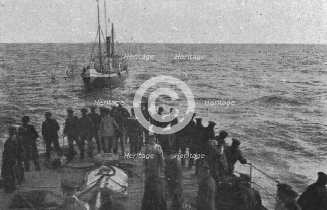 'La chasse aux voiliers Turcs dans la mer Noire; Saisie par le "Kagoul" du contrebandier..., c1915. Creator: Unknown.