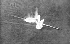 La chasse aux sous-marins allemands; Autre procede: un chasseur passe, a toute vitesse..., 1918. Creator: Unknown