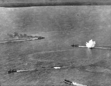 La chasse aux sous-marins allemands; Un sous-marin ennemi en plongee a ete signale par..., 1918. Creator: Unknown