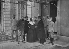La Croix de Guerre de Soeur Louise, de Nancy; on felicite la vaillante superieure de..., 1916. Creator: Unknown