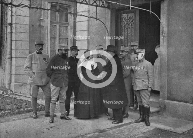 'La Croix de Guerre de Soeur Louise, de Nancy; on felicite la vaillante superieure de..., 1916. Creator: Unknown.