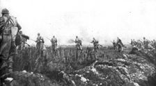 La bataille de Champagne; Neuf heures quinze, la charge sort de la tranchee 1915 (1924). Creator: Unknown