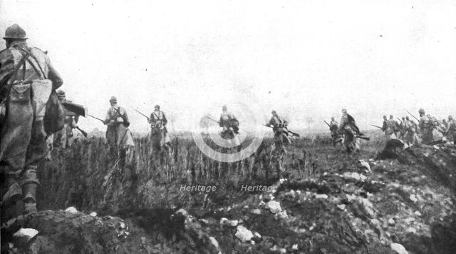'La bataille de Champagne; Neuf heures quinze, la charge sort de la tranchee', 1915 (1924). Creator: Unknown.
