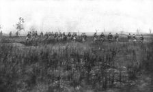 La bataille de Champagne; En terrain conquis: les troupes de poursuite suivent les troupes d'assaut Creator: Unknown