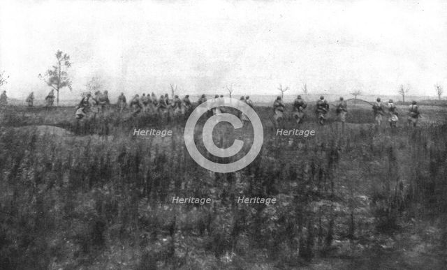 'La bataille de Champagne; En terrain conquis: les troupes de poursuite suivent les troupes d'assaut Creator: Unknown.