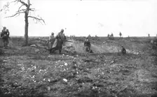 La bataille de Champagne; La premiere vague, apres avoir franchi la premiere ligne..., 1915 (1924). Creator: Unknown