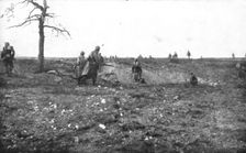 La bataille de Champagne; La premiere vague, apres avoir franchi la premiere ligne..., 1915 (1924). Creator: Unknown