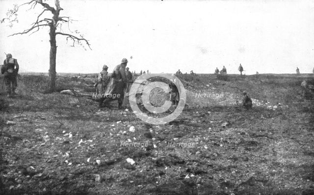 'La bataille de Champagne; La premiere vague, apres avoir franchi la premiere ligne..., 1915 (1924). Creator: Unknown.