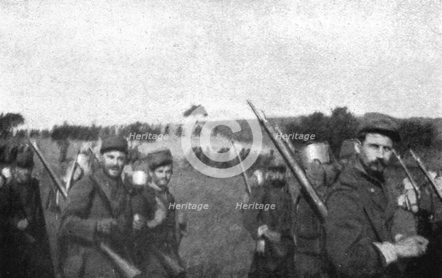 ''La Bataille de la Marne; Un bataillon en ligne de sections monte au feu', 1914. Creator: Unknown.