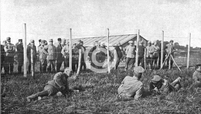 'La Bataille de la Somme; Group d'officiers allemands prisonniers: celui de gauche, la face..., 1916 Creator: Unknown.