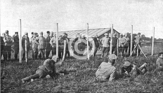 'La Bataille de la Somme; Group d'officiers allemands prisonniers: celui de gauche, la face..., 1916 Creator: Unknown.