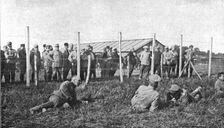 La Bataille de la Somme; Group d'officiers allemands prisonniers: celui de gauche, la face..., 1916 Creator: Unknown