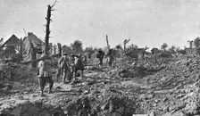 La Bataille de la Somme; Dans le village de Dompierre, pris le 1er juillet: transport de..., 1916. Creator: Unknown
