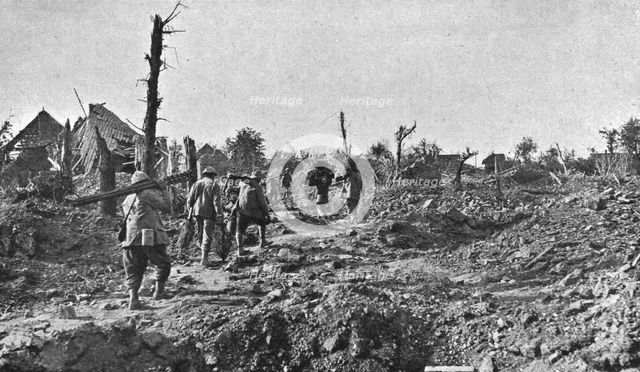 'La Bataille de la Somme; Dans le village de Dompierre, pris le 1er juillet: transport de..., 1916. Creator: Unknown.