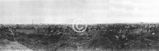 'La Bataille de la Somme; en terrain reconquis sur la route de Peronne; Le retour des..., 1916. Creator: Unknown.