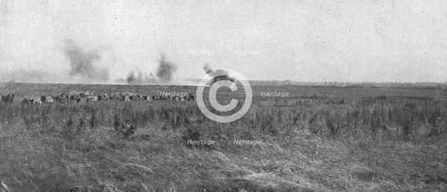 'La Bataille de la Somme; En terrain reconquis: une batterie francaise d'artillerie de..., 1916. Creator: Unknown.