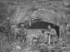 La Bataille de la Somme; Obusier allemand de 105, pres d'Estrees, dans une casemate..., 1916. Creator: Unknown