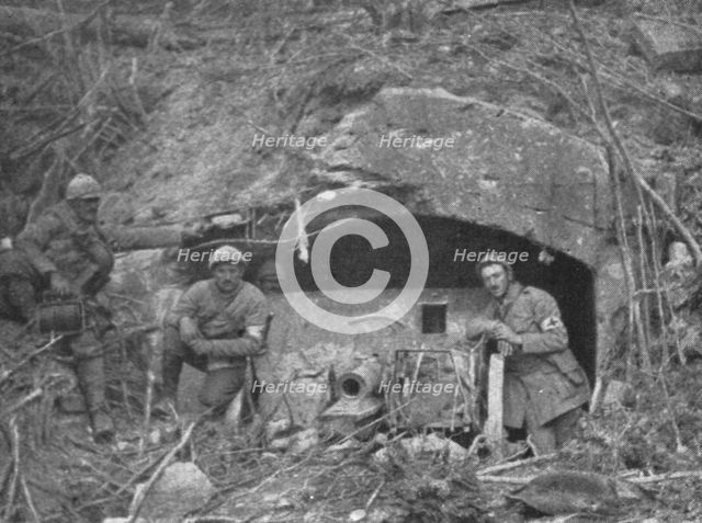 'La Bataille de la Somme; Obusier allemand de 105, pres d'Estrees, dans une casemate..., 1916. Creator: Unknown.