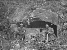 La Bataille de la Somme; Obusier allemand de 105, pres d'Estrees, dans une casemate..., 1916. Creator: Unknown