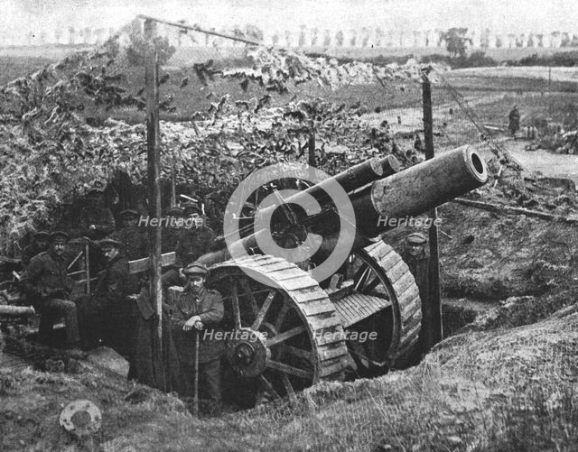 'La Bataille de la Somme; Obusier sous l'abri qui le rend invisible aux avions', 1916. Creator: Unknown.