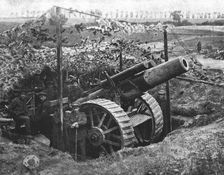 La Bataille de la Somme; Obusier sous l'abri qui le rend invisible aux avions 1916. Creator: Unknown