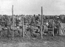 La Bataille de la Somme; L'enclos ou les prisonniers de la premiere journee d'offensive..., 1916. Creator: Unknown