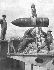 La Bataille de la Somme; L'obus de 400: Preparation de l'action sur le front francais..., 1916. Creator: Unknown