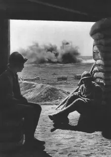 La Bataille de la Somme; Laissant passer l'orage; Photographie prise du fond d'un depot 1916. Creator: Unknown