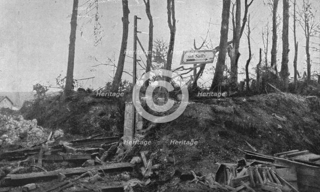 'La bataille de la Somme; le cimetiere de Combles, au bord de la route de Sailly-Saillisel..., 1916. Creator: Unknown.