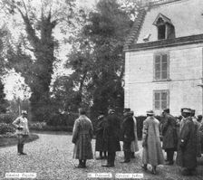 La bataille de la Somme; le general Fayolle, commandant la 6e armee, recoit, a son quartier..., 191 Creator: Unknown
