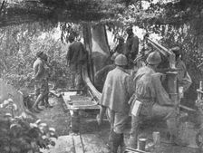 'La Bataille de la Somme; manoeuvre d'une piece de 280 1916. Creator: Unknown