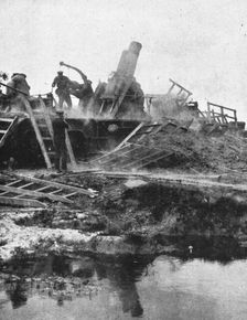 La Bataille de la Somme; sur le front britannique: obusier en action 1916. Creator: Unknown