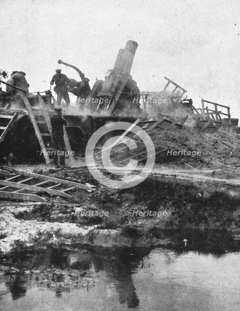 'La Bataille de la Somme; sur le front britannique: obusier en action', 1916. Creator: Unknown.