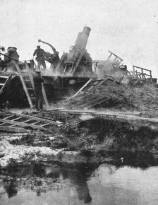 La Bataille de la Somme; sur le front britannique: obusier en action 1916. Creator: Unknown
