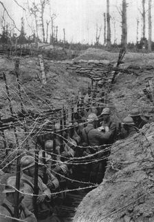 La Bataille de la Somme; Remise de decorations dans la tranchee 1916. Creator: Unknown