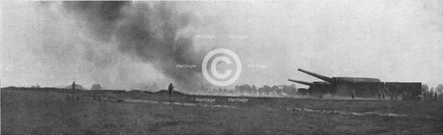 ''La Bataille de la Somme; Tir d'A.V.F. (Artillerie Lourde sur Voie Ferree) a longue portee', 1916. Creator: Unknown.