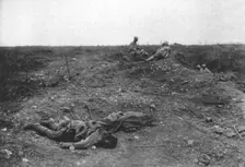 'La Bataille de la Somme; un coin du camp de bataille 1916. Creator: Unknown