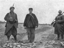La Bataille de la Somme; un habitant de Belloy-en Santerre, demeure dans le village et..., 1916. Creator: Unknown
